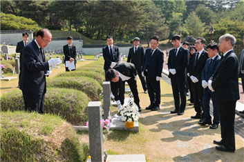 [일반동정]&nbsp;대학 구성원과 5.18국립묘지 참배